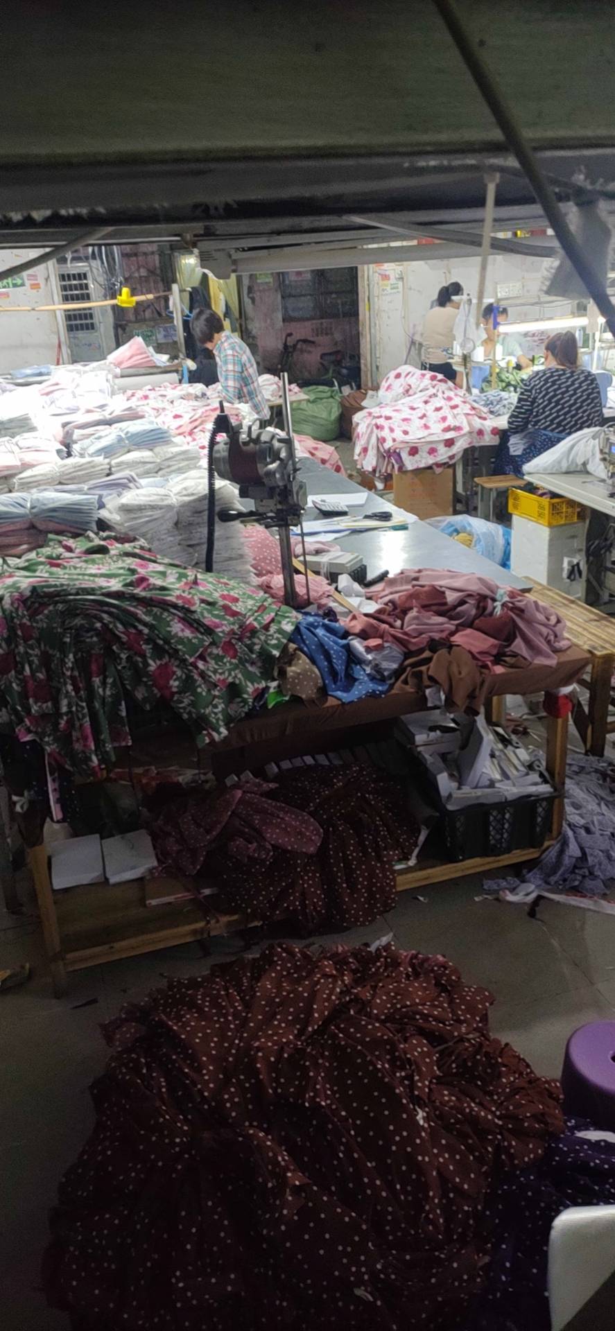 宪峰服饰工厂图片3