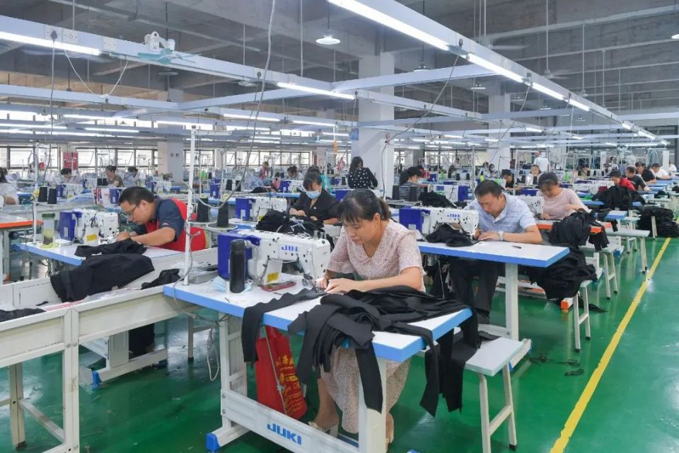 房县伟成制衣厂工厂图片2