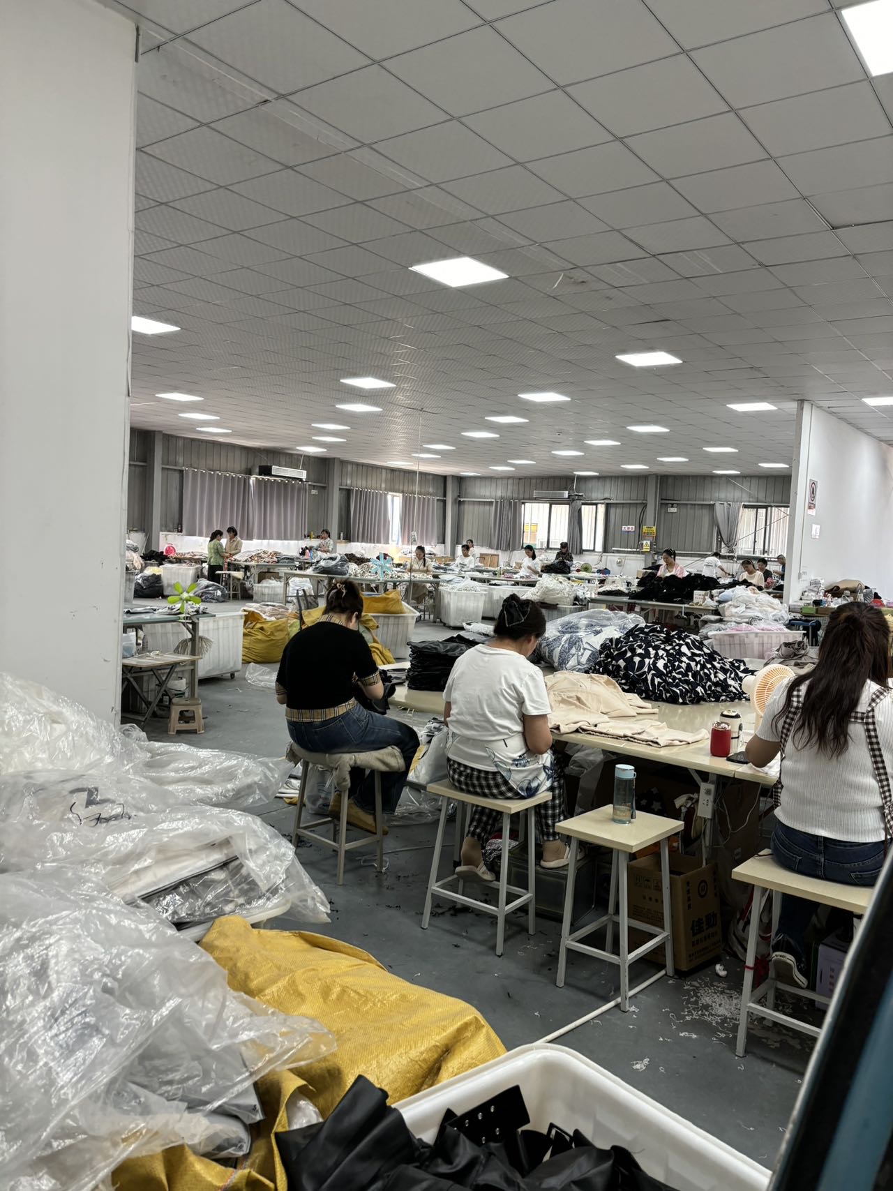 煌煌服饰工厂图片3